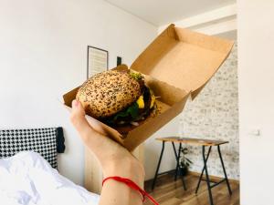 Reteta speciala de burger cu falafel preparat acasa